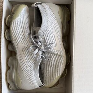 Nike Light Grey Flyknit VaporMax Low-Top Sneakers flyknit 3 size 7.5 women’s